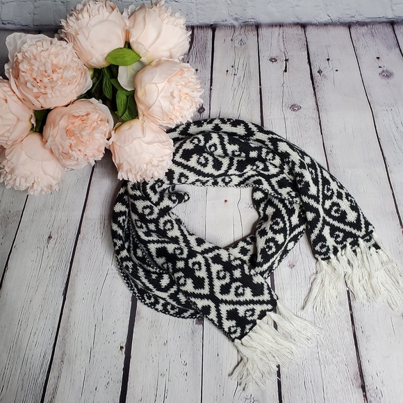 Canine Styles by QVC Black & Cream Diamond Print Wool Fringed Scarf - Picture 4 of 7